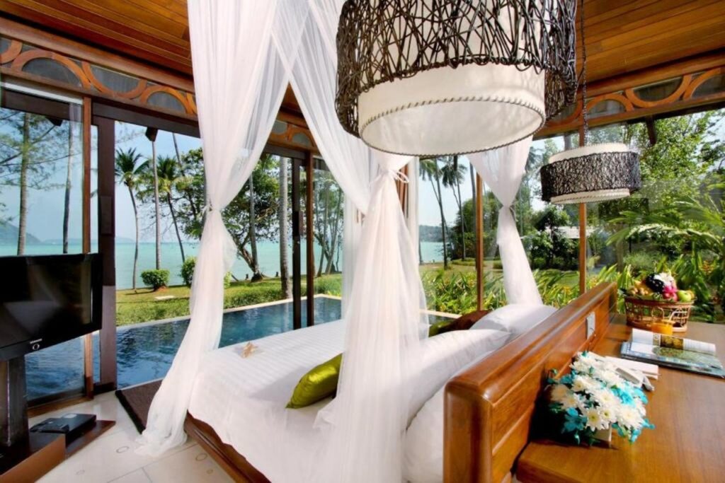 luxury places to stay in phuket