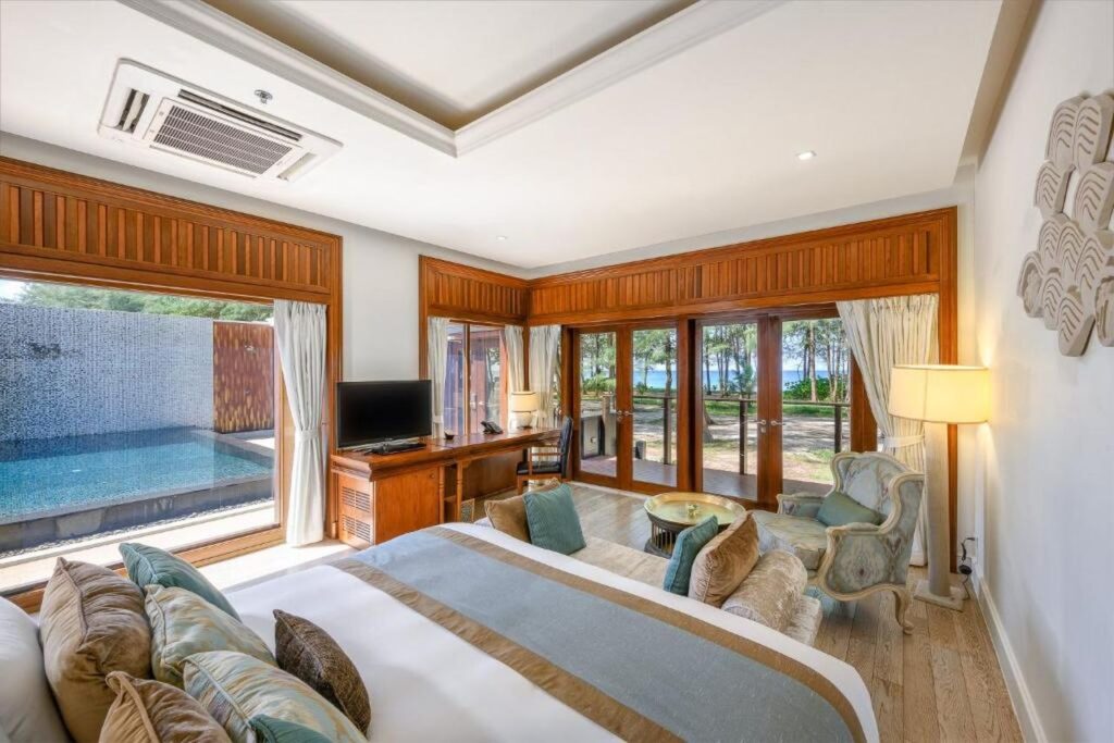 luxury pool villa phuket